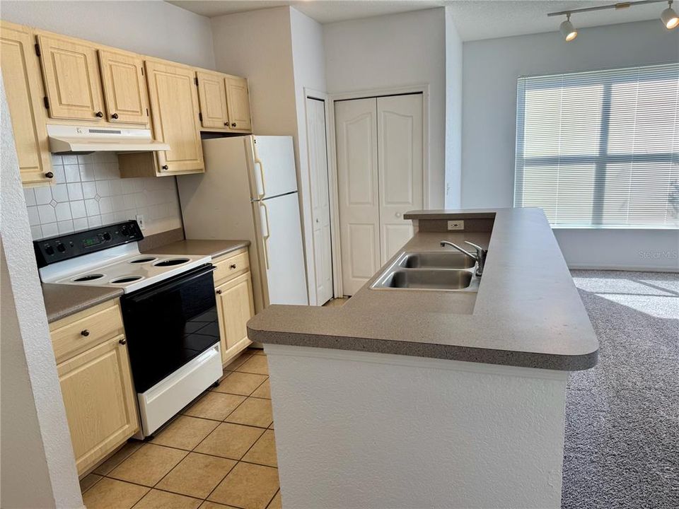 For Sale: $179,900 (1 beds, 1 baths, 707 Square Feet)