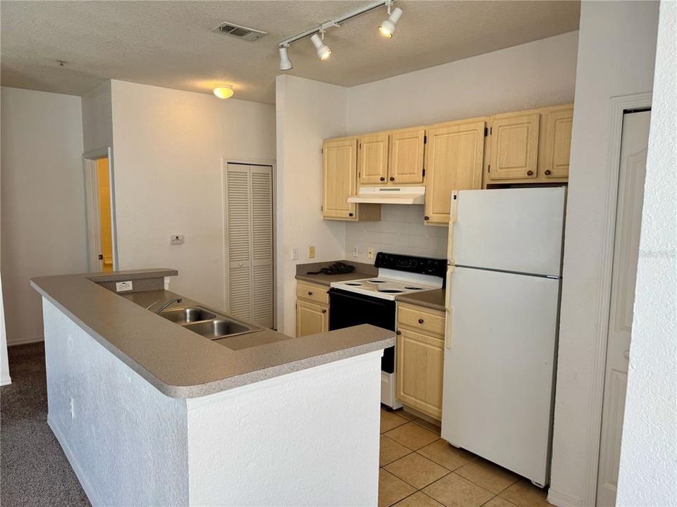 For Sale: $179,900 (1 beds, 1 baths, 707 Square Feet)