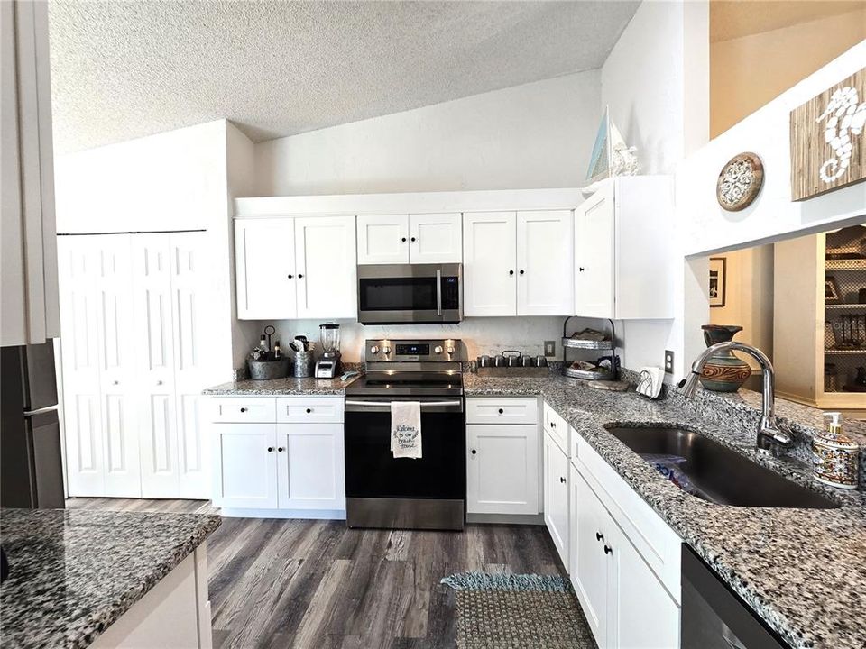 For Sale: $264,900 (2 beds, 2 baths, 1235 Square Feet)