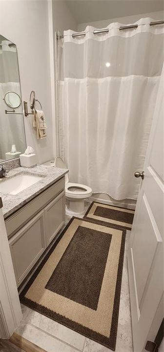 Guest Bathroom w/tub