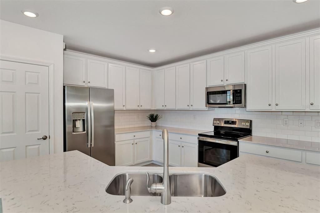 For Sale: $379,000 (2 beds, 2 baths, 1379 Square Feet)