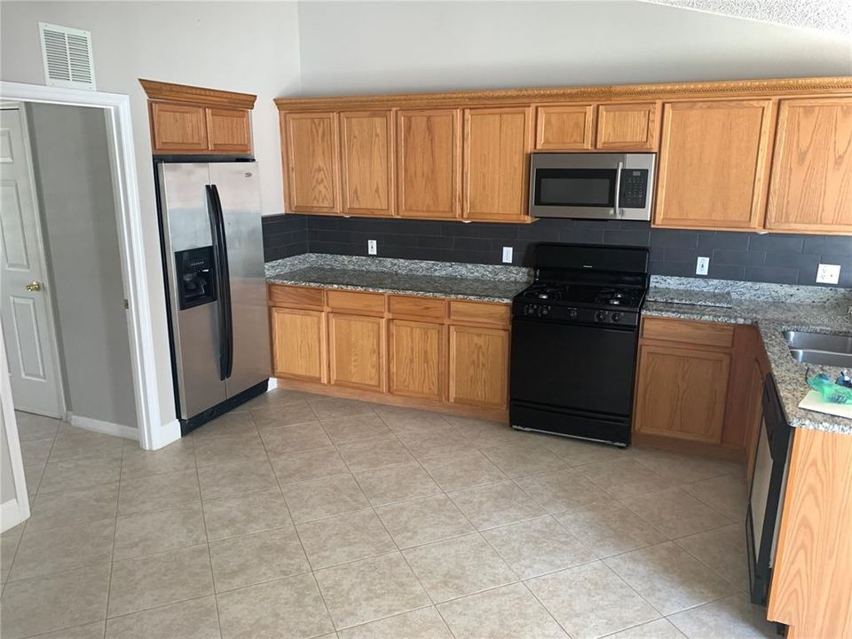 For Rent: $2,100 (4 beds, 2 baths, 1681 Square Feet)