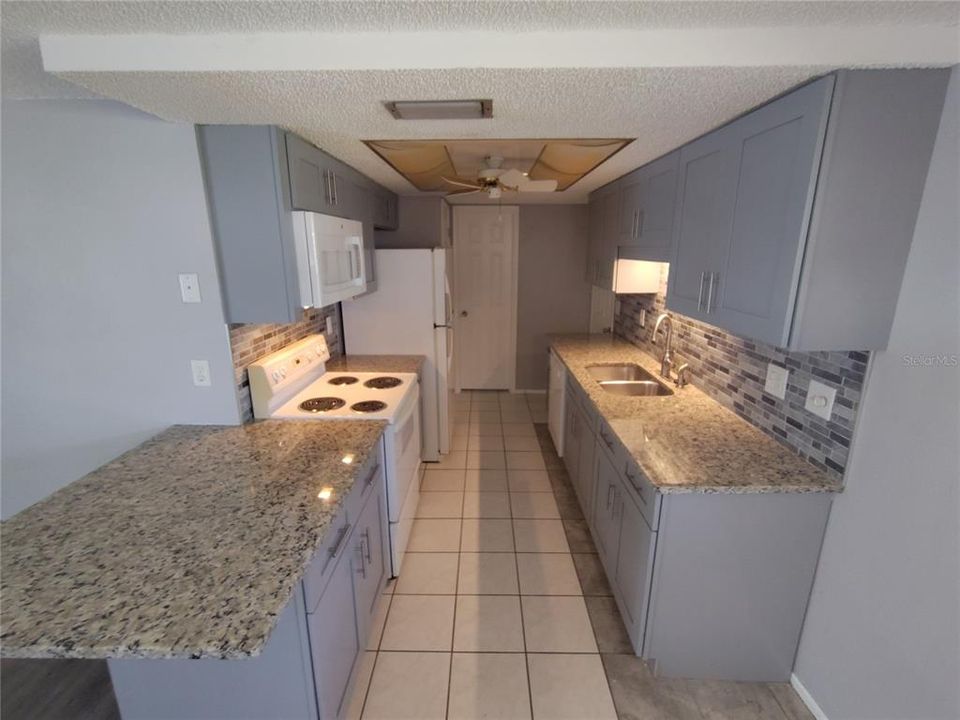 For Sale: $270,000 (2 beds, 2 baths, 952 Square Feet)