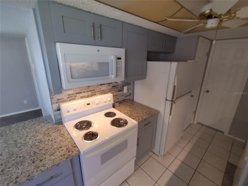 For Sale: $270,000 (2 beds, 2 baths, 952 Square Feet)