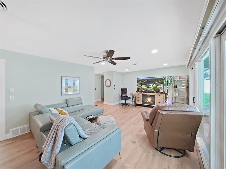 Active With Contract: $615,000 (2 beds, 2 baths, 1192 Square Feet)