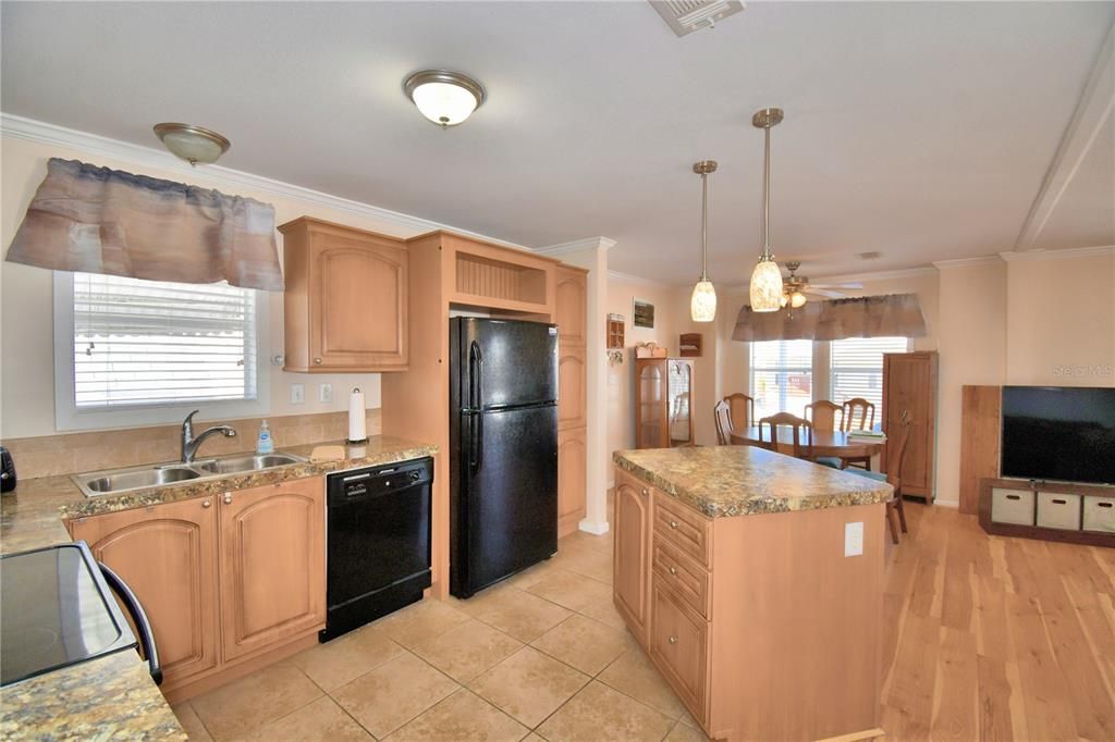 For Sale: $225,000 (2 beds, 2 baths, 960 Square Feet)