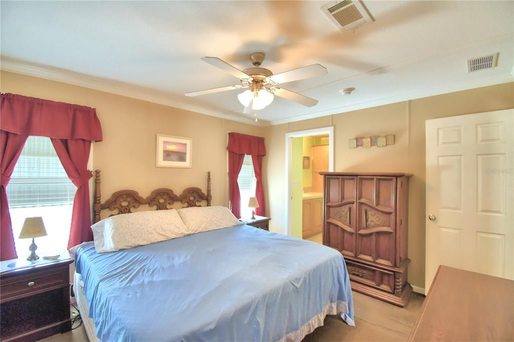 For Sale: $225,000 (2 beds, 2 baths, 960 Square Feet)