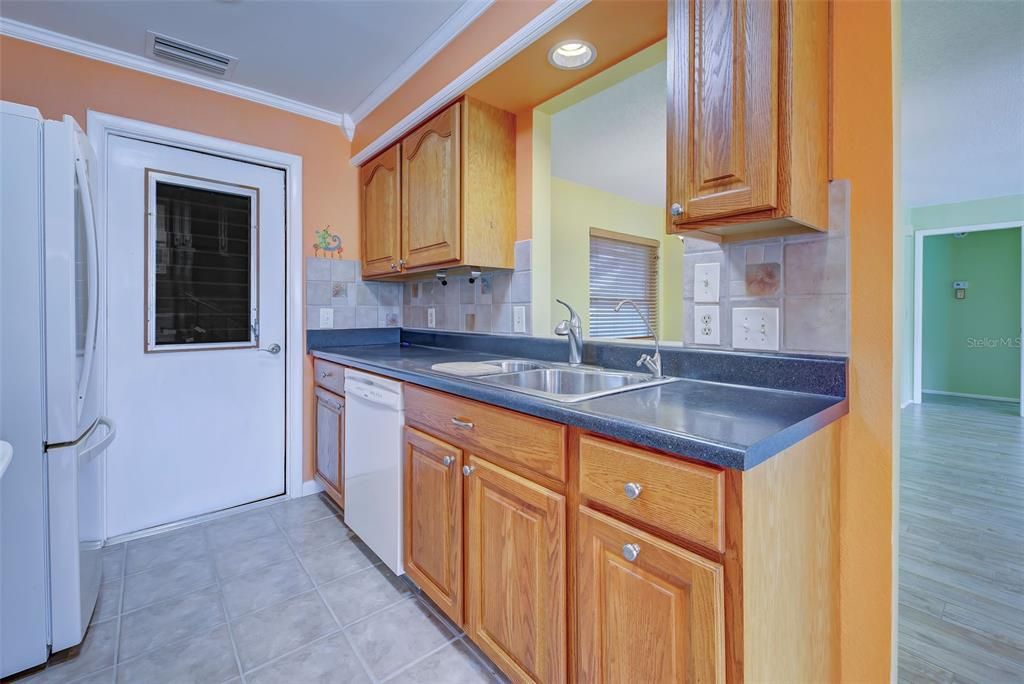 For Sale: $250,000 (2 beds, 2 baths, 1233 Square Feet)