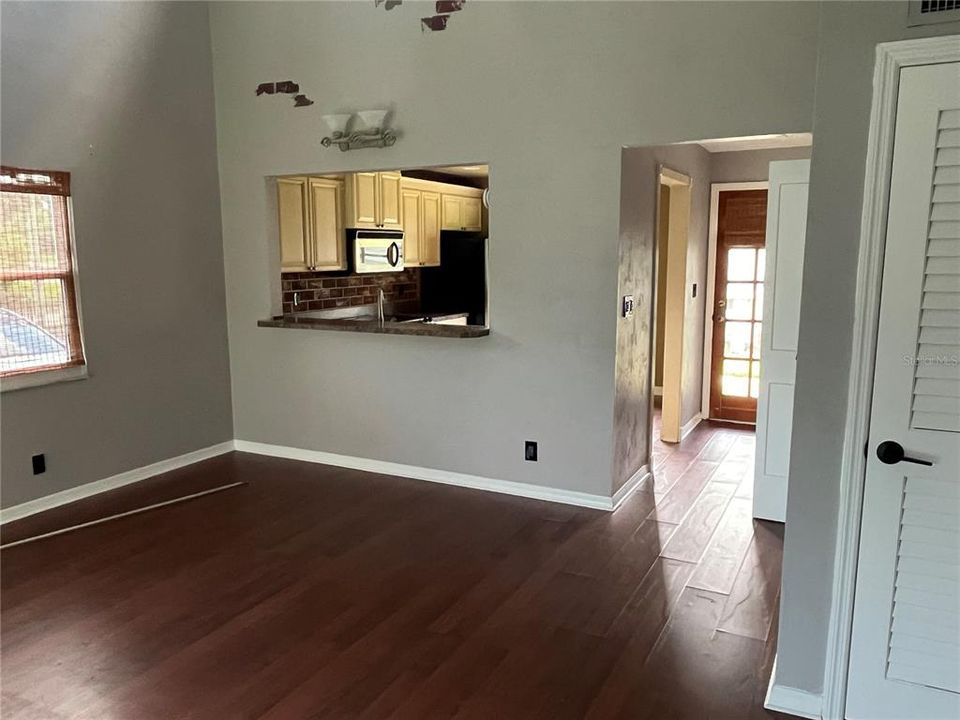 For Sale: $285,000 (2 beds, 1 baths, 1050 Square Feet)