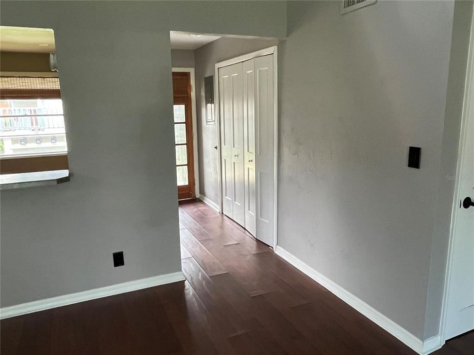 For Sale: $285,000 (2 beds, 1 baths, 1050 Square Feet)