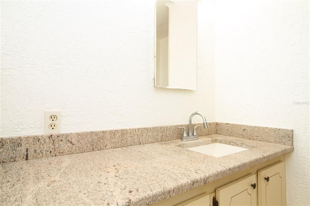 Active With Contract: $169,900 (2 beds, 1 baths, 960 Square Feet)