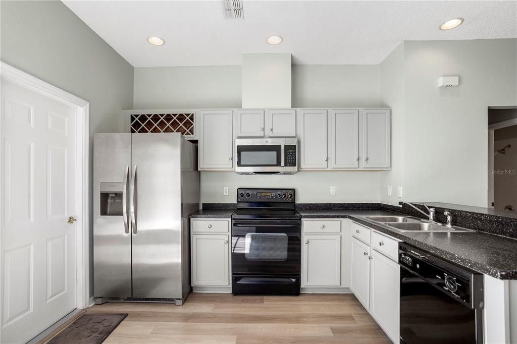 For Sale: $310,000 (2 beds, 2 baths, 1173 Square Feet)