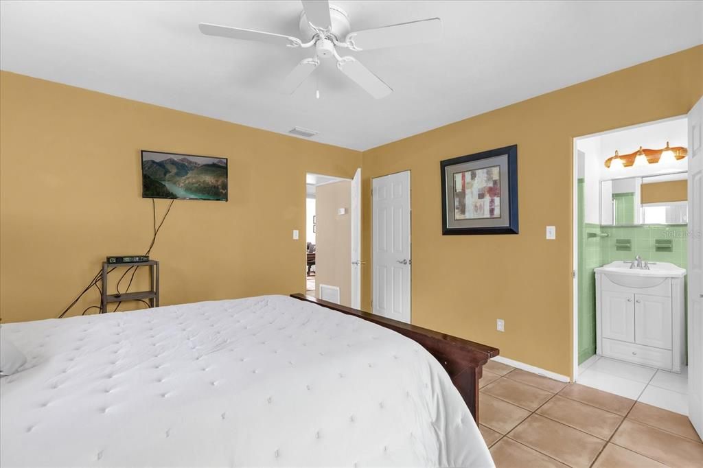 Secondary primary bedroom with ensuite bathroom