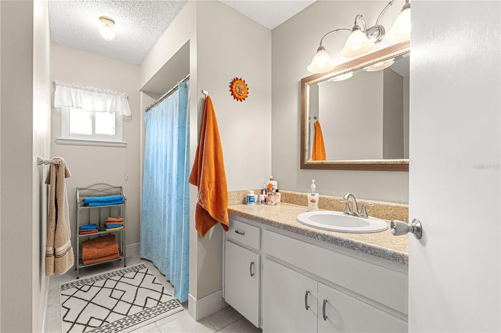 Large guest Bathroom