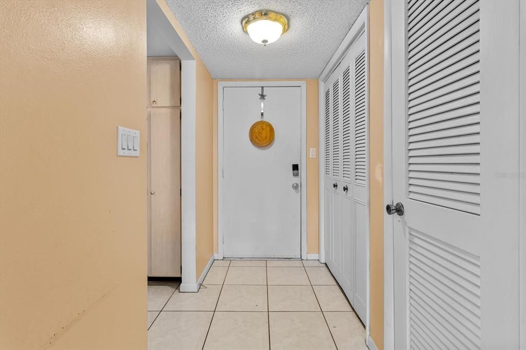 For Sale: $160,000 (2 beds, 1 baths, 891 Square Feet)