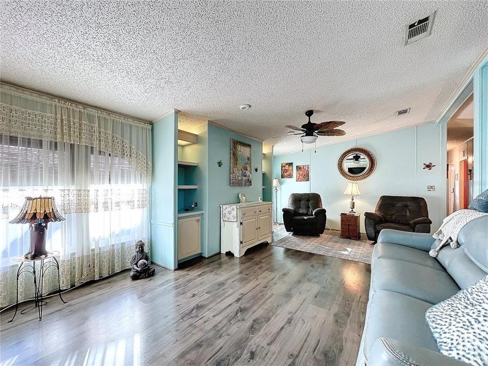 For Sale: $189,900 (2 beds, 2 baths, 1308 Square Feet)