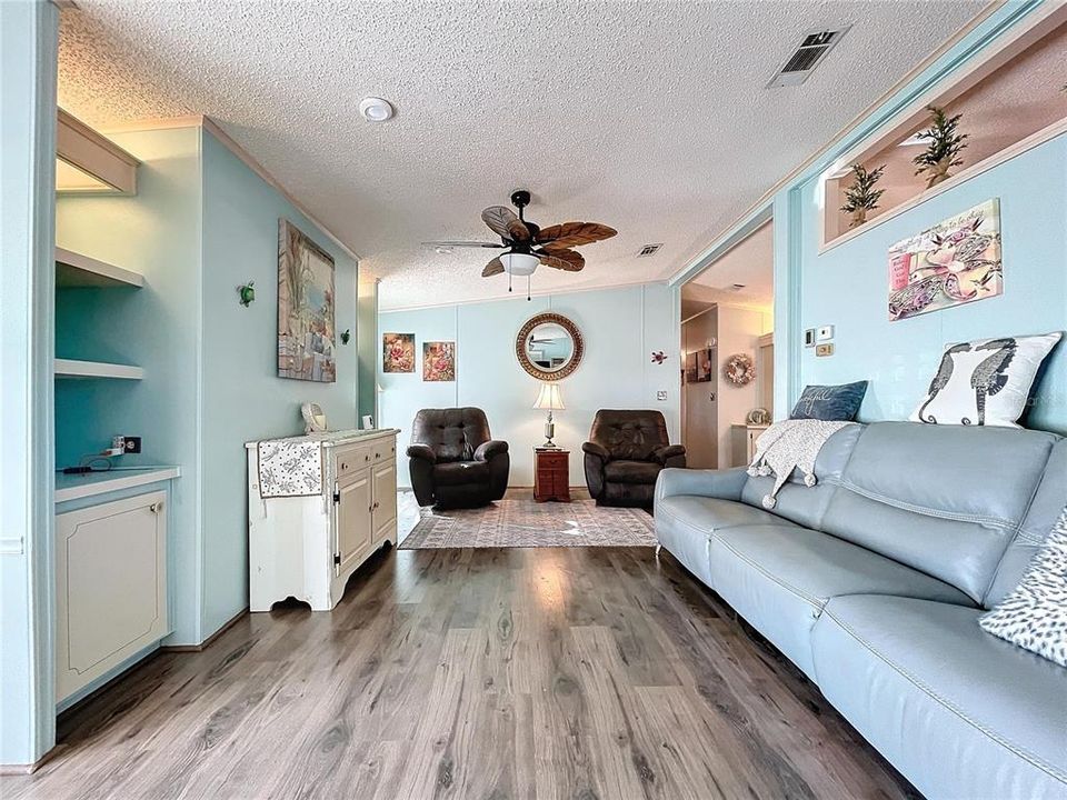 For Sale: $189,900 (2 beds, 2 baths, 1308 Square Feet)