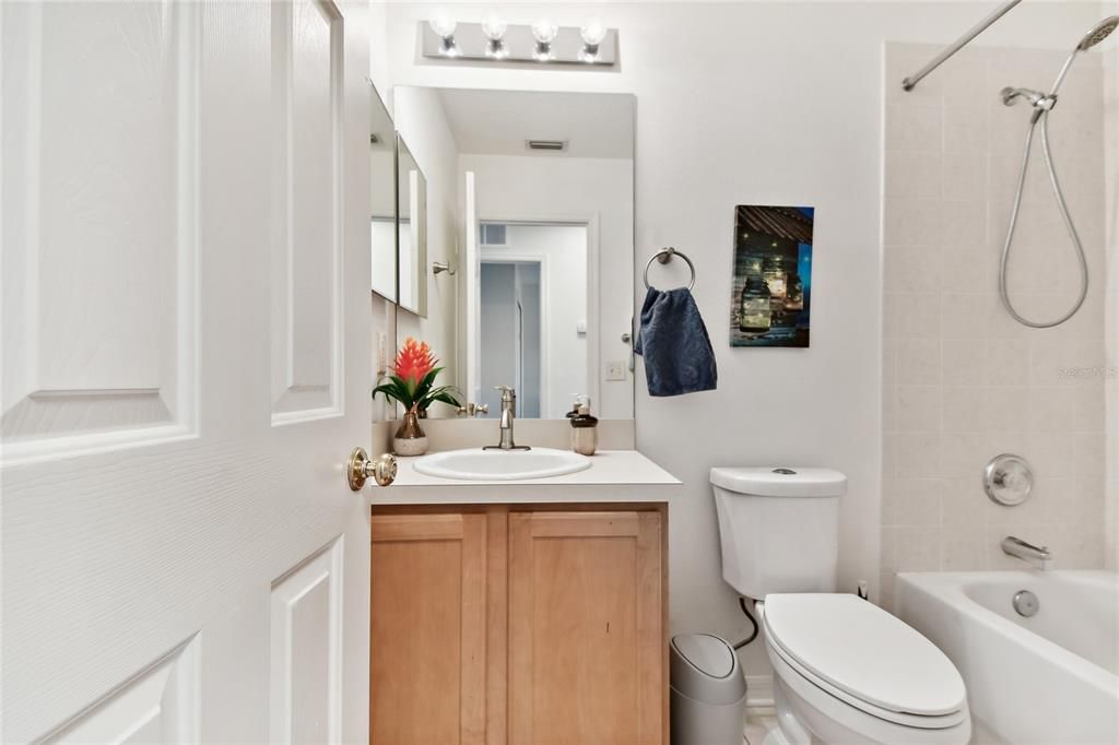 tub shower combo in this very well maintained neutral bath