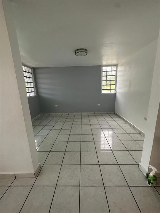 Activo con contrato: $325,000 (4 camas, 2 baños, 2190 Pies cuadrados)