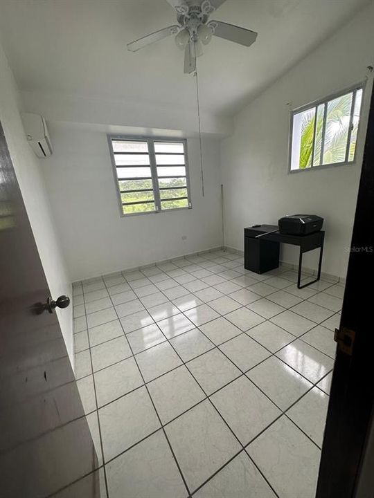 Activo con contrato: $325,000 (4 camas, 2 baños, 2190 Pies cuadrados)