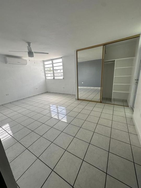 Activo con contrato: $325,000 (4 camas, 2 baños, 2190 Pies cuadrados)