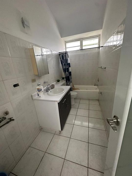 Activo con contrato: $325,000 (4 camas, 2 baños, 2190 Pies cuadrados)