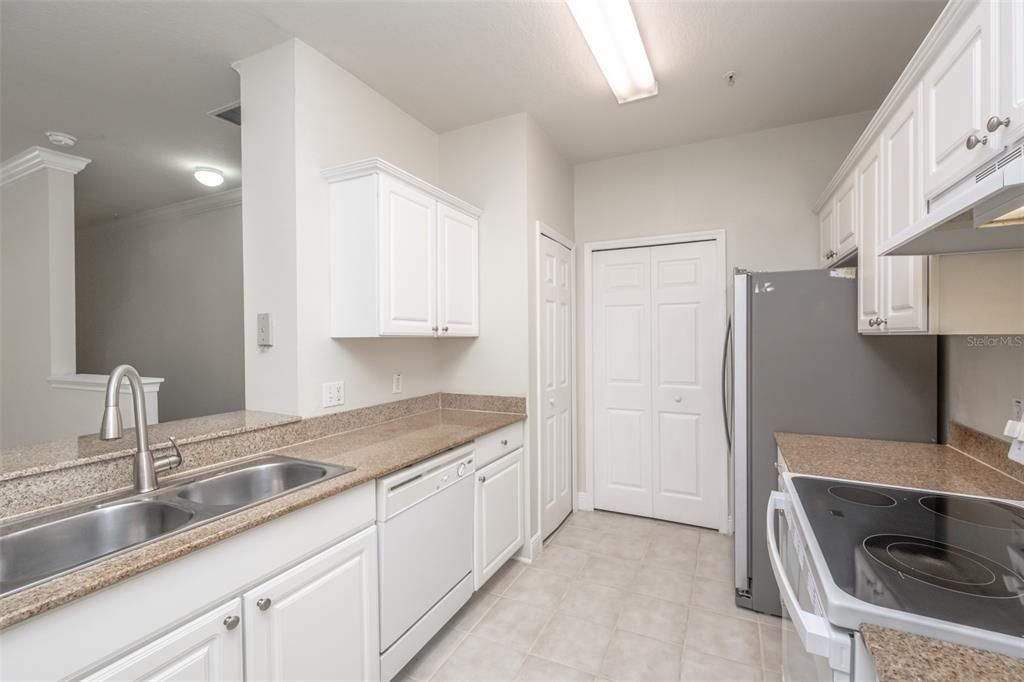 Granite countertops, double sink, pantry, laundry