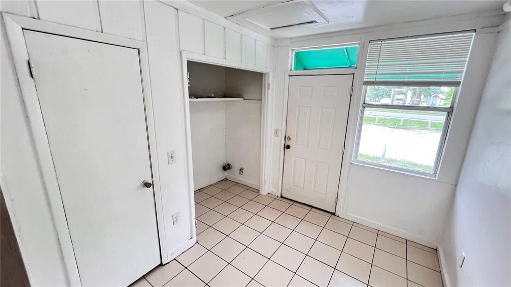 For Rent: $1,299 (2 beds, 1 baths, 1350 Square Feet)