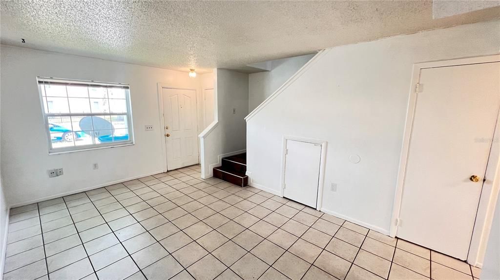 For Rent: $1,299 (2 beds, 1 baths, 1350 Square Feet)