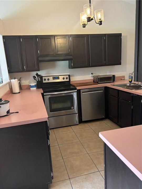 For Rent: $1,450 (2 beds, 1 baths, 1628 Square Feet)