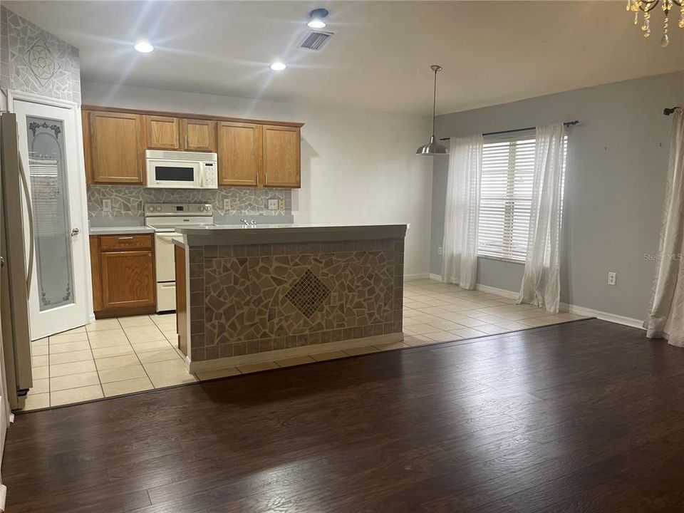 For Rent: $1,900 (3 beds, 2 baths, 1579 Square Feet)