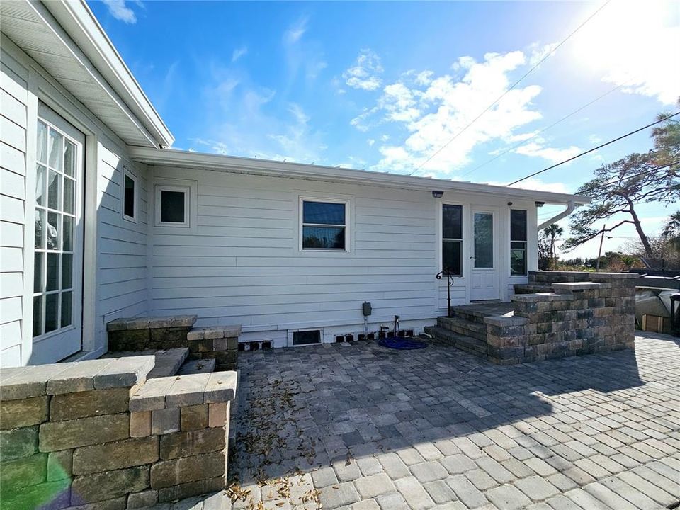 Back patio w/pavers