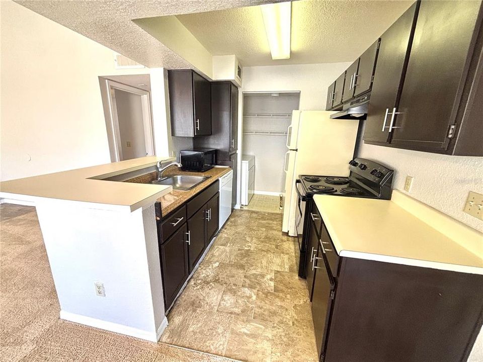 For Sale: $175,000 (2 beds, 2 baths, 836 Square Feet)