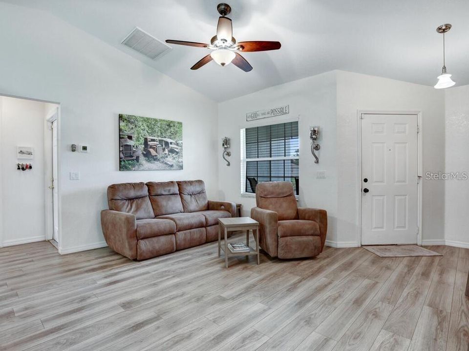 For Sale: $279,900 (3 beds, 2 baths, 1168 Square Feet)