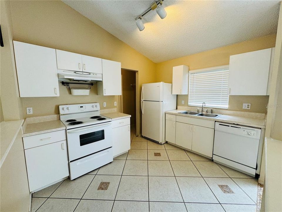 For Rent: $1,949 (3 beds, 2 baths, 1255 Square Feet)