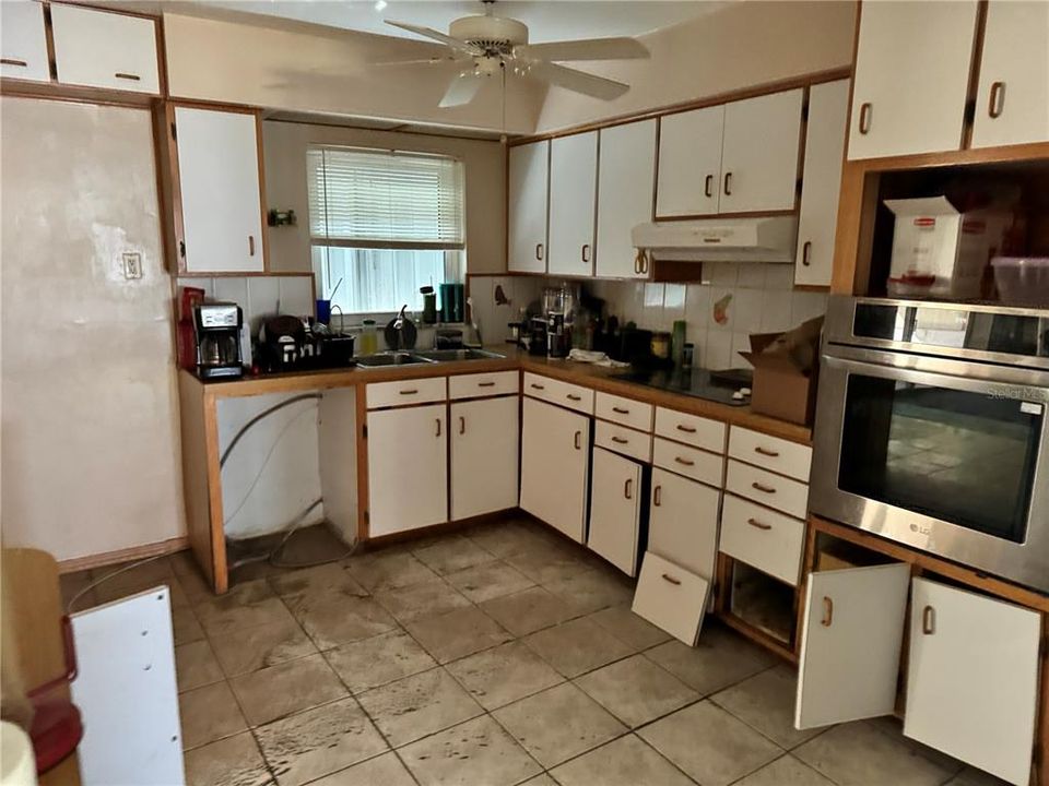 Kitchen (lower cabinets to be removed)