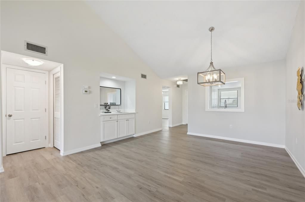 For Sale: $289,000 (2 beds, 2 baths, 1075 Square Feet)