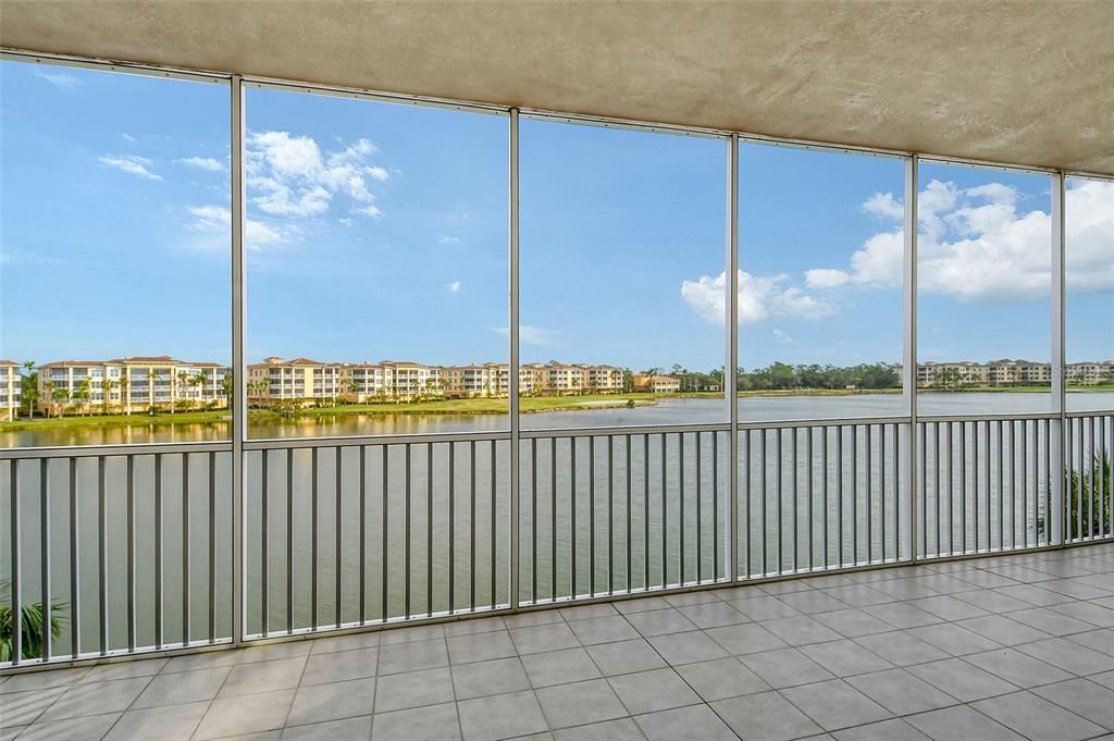 Screened in balcony over looking Lake Uihlein and golf course views.