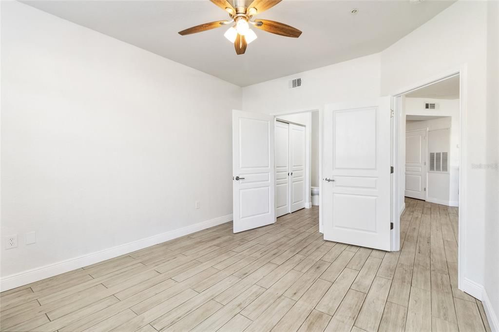 For Sale: $205,000 (1 beds, 1 baths, 824 Square Feet)