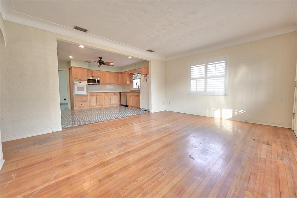 Active With Contract: $2,400 (3 beds, 1 baths, 1240 Square Feet)