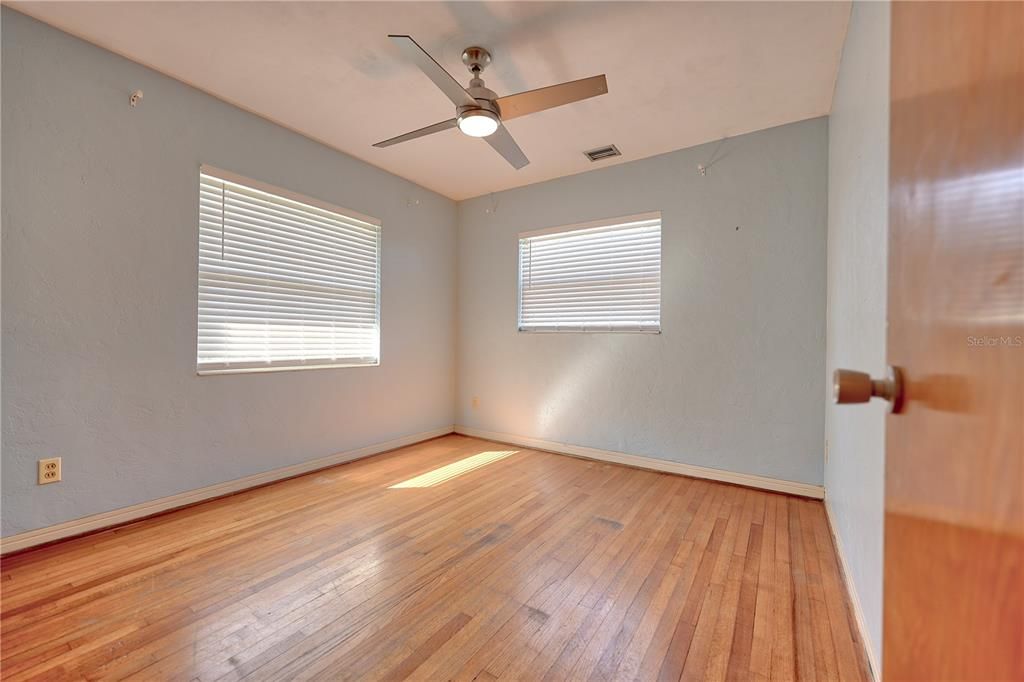 Active With Contract: $2,400 (3 beds, 1 baths, 1240 Square Feet)