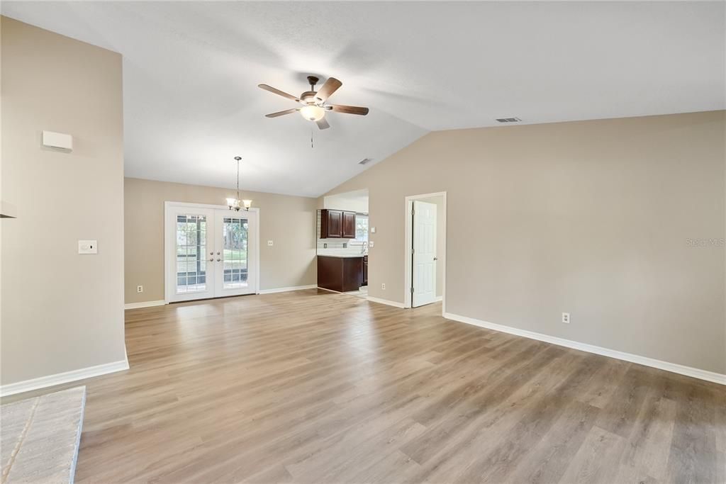 Active With Contract: $249,900 (3 beds, 2 baths, 1480 Square Feet)