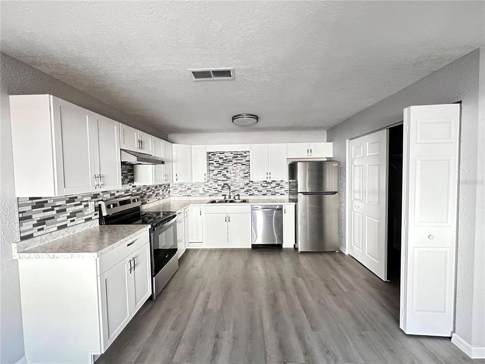 For Rent: $1,075 (2 beds, 1 baths, 770 Square Feet)