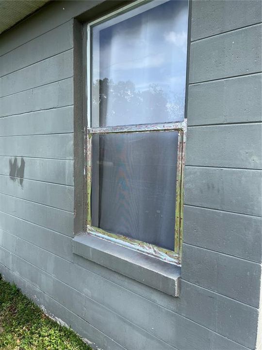 Window is broken but sealed and has not leaked.