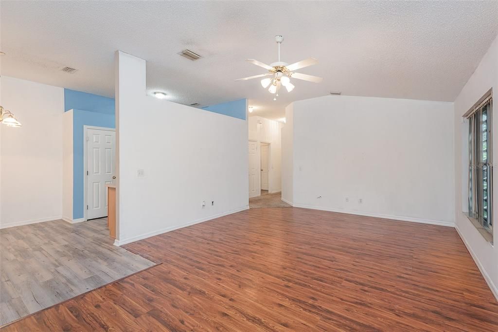 For Sale: $340,000 (3 beds, 2 baths, 1593 Square Feet)