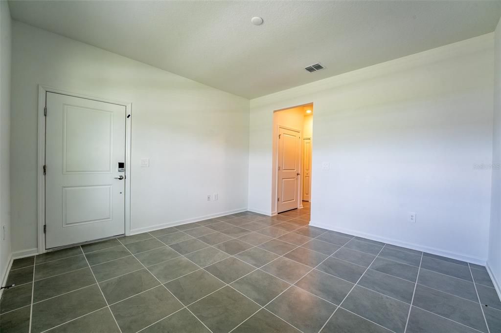 For Rent: $2,100 (3 beds, 2 baths, 1900 Square Feet)