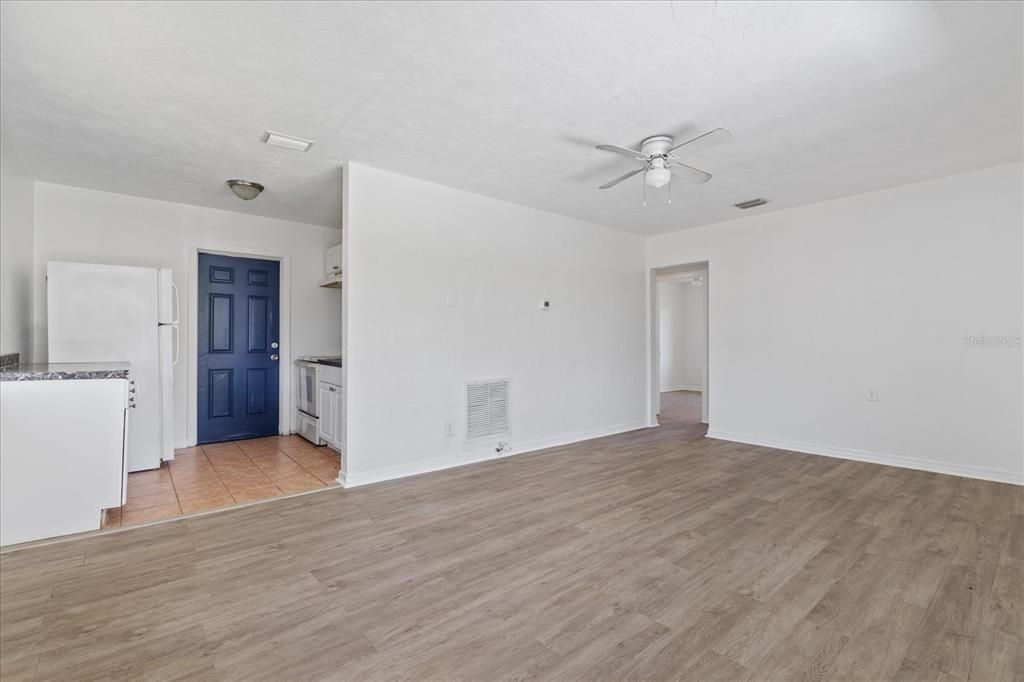 Active With Contract: $275,000 (2 beds, 1 baths, 720 Square Feet)