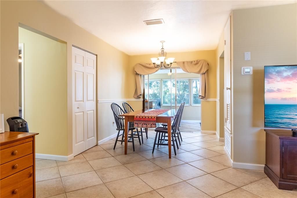 For Sale: $262,000 (2 beds, 1 baths, 812 Square Feet)