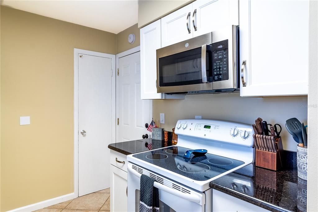 For Sale: $262,000 (2 beds, 1 baths, 812 Square Feet)