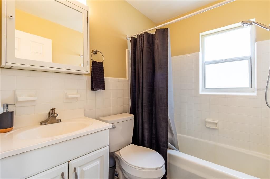 For Sale: $262,000 (2 beds, 1 baths, 812 Square Feet)